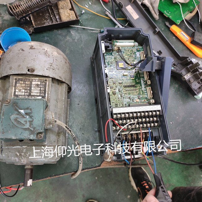 富士變頻器維修FRN7.5E1S-2KW報(bào)警OC3修理